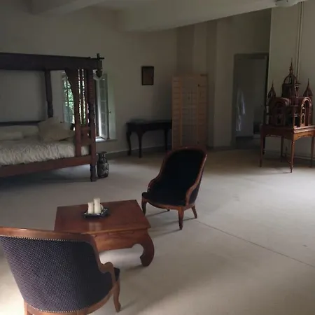 Chateau Du Val Larbont فندق مبيت وإفطار 3*